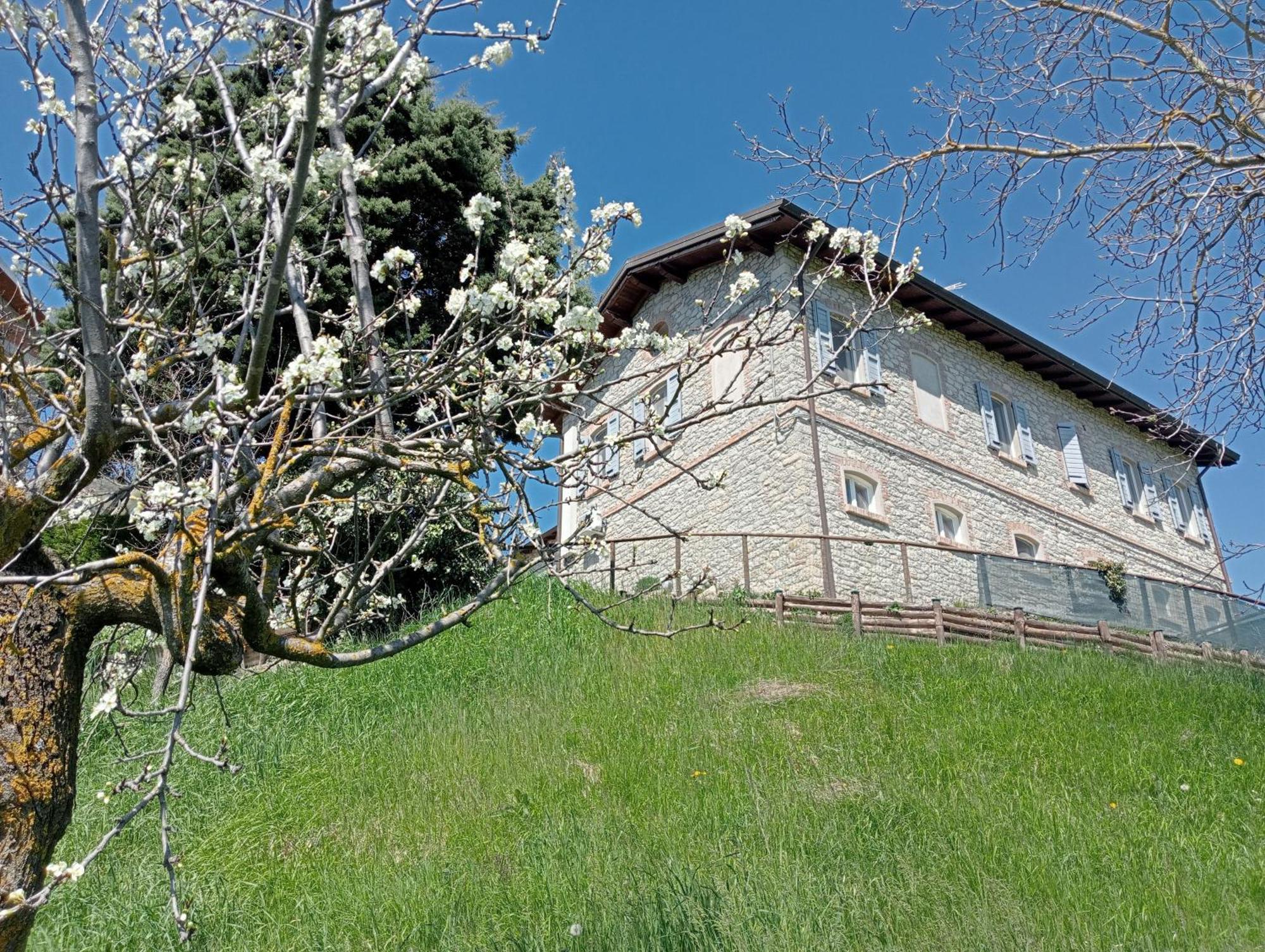 Bebbio Casale Monte Valestra Bed & Breakfast エクステリア 写真